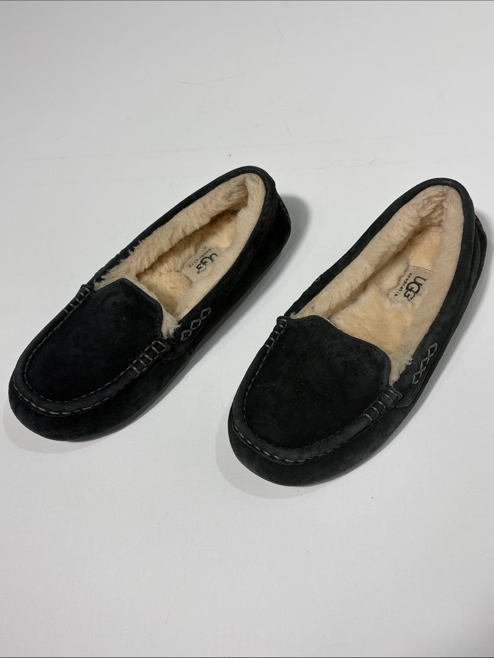 UGG Dakota Slippers Black Suede Shearling Moccasin Womens 7 Cozy - Picture 2 of 7